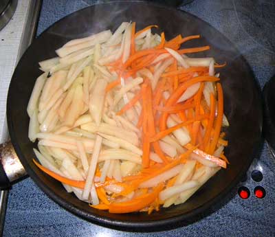 жареные картофель и морковь