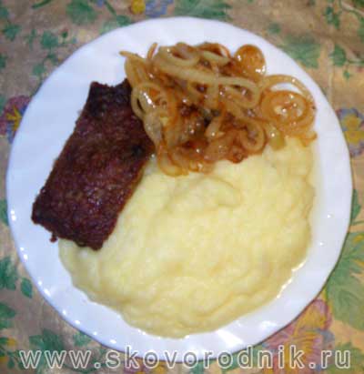 ростбиф с луком и картофельным пюре