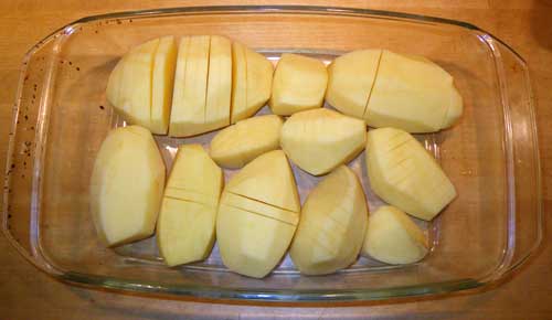 картофель надрезаем ломтиками