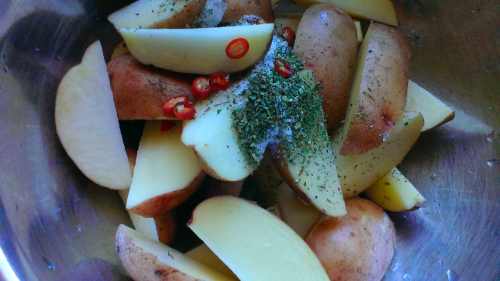 картофель по-селянски, с горьким перцем чили, запеченый в духовке