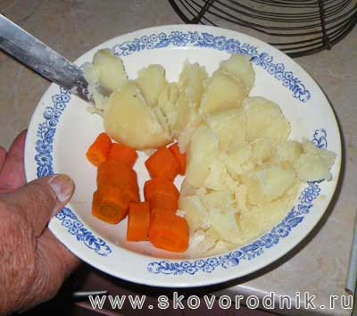 режем на кусочки морковь и картошку