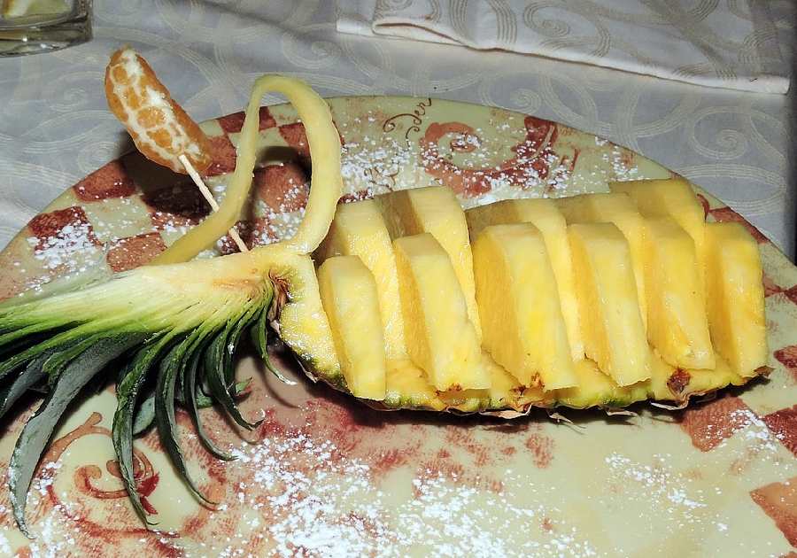 как разрезать красиво ананас